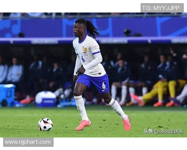 足球明星闪耀登场瞬间捕捉精彩瞬间引爆全场热情