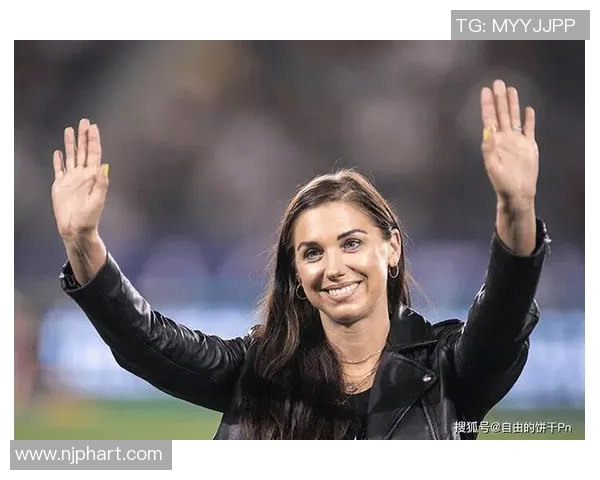 足球明星前女友海边度假晒美照引发网友热议与回忆